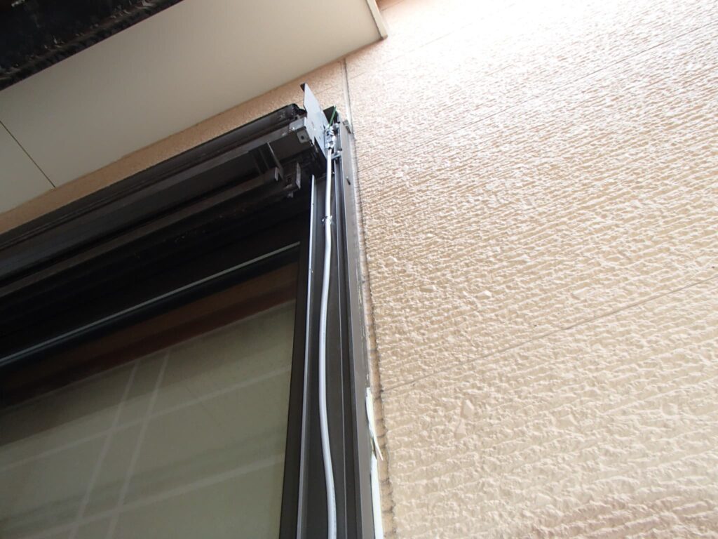 窓シャッターの電源線をレール内に隠す。