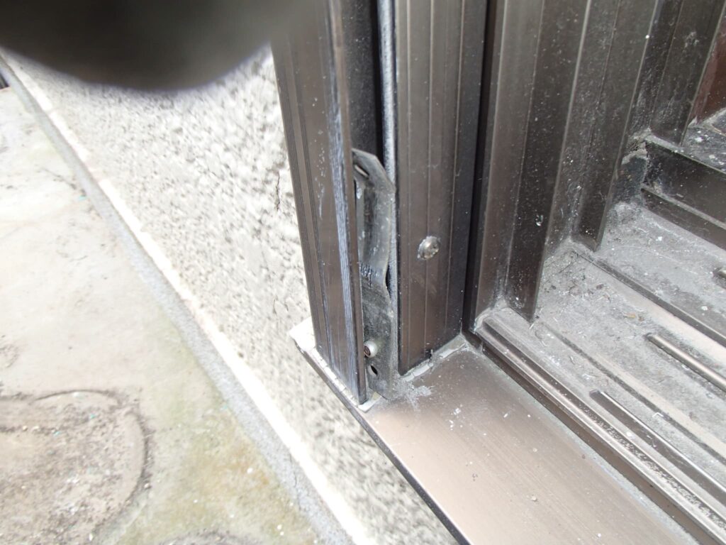 ラッチ掛かり叩いて取り出す。